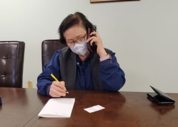 24년째 장의사를 운영하고 있는 이국자씨가 장례 관련 상담 전화를 받고 있다. 이종호 대표