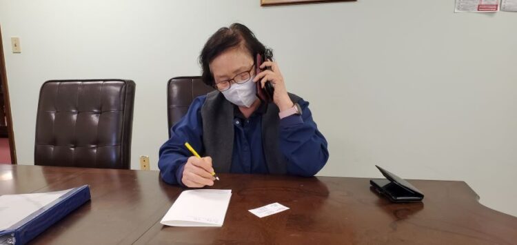 24년째 장의사를 운영하고 있는 이국자씨가 장례 관련 상담 전화를 받고 있다. 이종호 대표