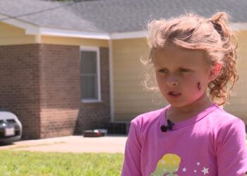 얼굴에 총상을 입은 6세 소녀 킨즐리 화이트가 답변하고 있다. Queen City News 영상 캡처