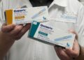유타주 프로보의 한 약국의 약사가 제2형 당뇨병 치료에 사용되는 세마글루타이드 주사제 오젬픽 상자를 보여주고 있다. 로이터
