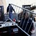 3일 맨해튼 지방검찰 청사 앞에 경찰들이 바리케이드를 설치하고 있다. 로이터
