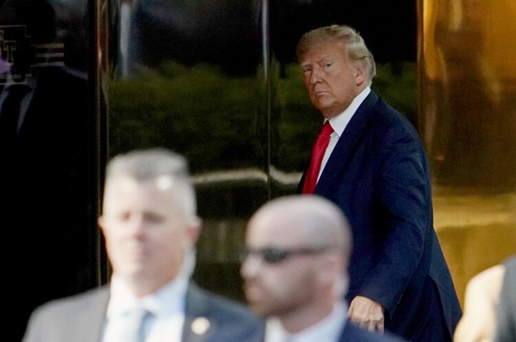 3일 도널드 트럼프 전 미국 대통령이 뉴욕주 지방법원 출석을 하루 앞두고 뉴욕시 트럼프 타워에 도착하는 모습. 로이터