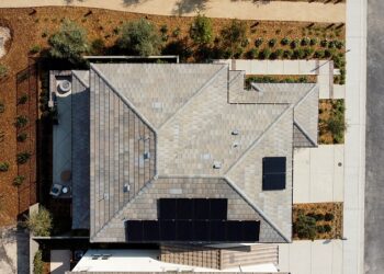 캘리포니아주 그래닛 베이의 유레카 그로브 인근에 있는 주택에 태양광 패널이 설치되어 있다. 로이터