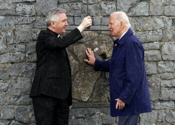 바이든 대통령이 14일 아일랜드 메이요주의 노크 성지에서 리처드 기번스 신부와 얘기를 나누고 있다. 로이터