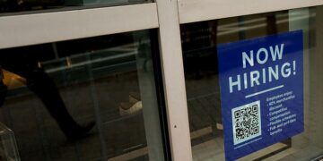 은행 위기도 미국의 노동시장 과열을 별로 식히지 못한 것으로 나타났다. 노동부는 5일 발표한 4월 고용상황 보고서를 통해 지난달 비농업 일자리가 25만3천 개 증가했다고 밝혔다.