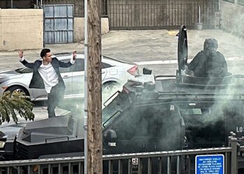 13일 LA한인타운 뱅크오브호프 올림픽-버몬트 지점 주차장의 차 안에서 경찰과 대치하던 은행 강도 용의자(왼쪽)가 경찰이 발사한 최루탄을 피해 손을 들고 차 밖으로 나오고 있다. 김상진 기자