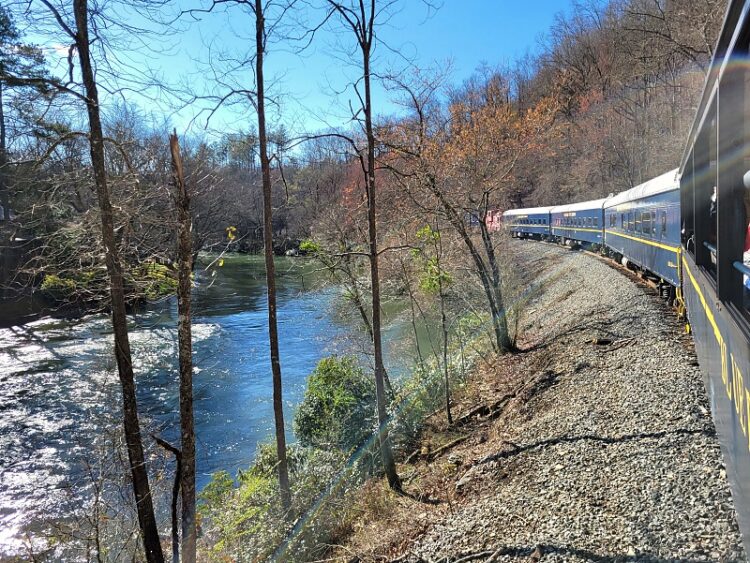 블루리지 관광열차. 조지아 북부 블루리지 산맥을 따라 토코아 강변을 휘감고 달린다.