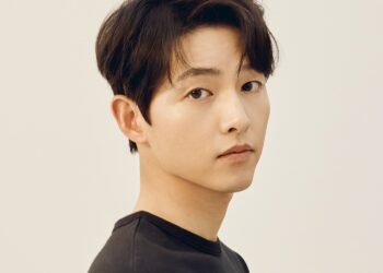 데뷔 15년만에 칸 입성 송중기 "세계 무대 영광"