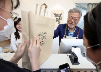 [포토뉴스] 앞치마에 계산까지…'평산책방' 책방지기 된 문 전 대통령