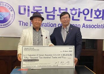 이한성 자문위원장(왼쪽)이 홍승원 회장에게 기금을 전달했다.