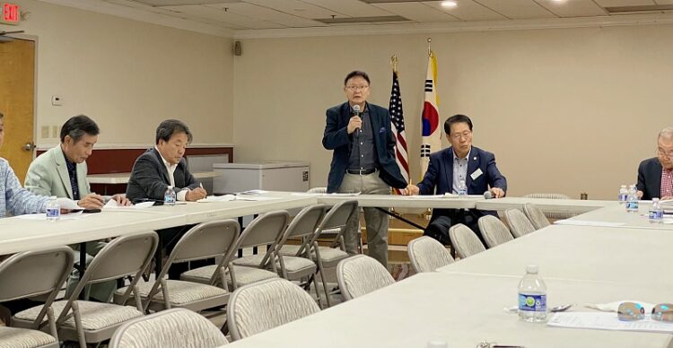 한인회 이사들의 참석이 저조한 가운데 이홍기 회장이 발언하고 있다. 윤지아 기자