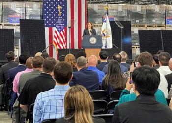 카멀라 해리스 부통령이 6일 달튼의 한화큐셀 공장을 방문, 태양광 모듈을 배경으로 연설하고 있다. 윤지아 기자