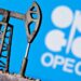 OPEC 로고와 시추 장비 이미지. 로이터