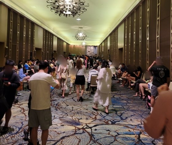 24일 오후 괌 현지 호텔에서 빈 방을 찾으려는 관광객들, 흔들림을 피해 1층으로 대피한 투숙객들이 인산인해를 이루고 있다. 독자 제공