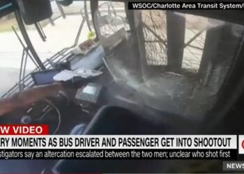 달리는 버스 안에서 총격전. CNN 뉴스 화면 캡처.