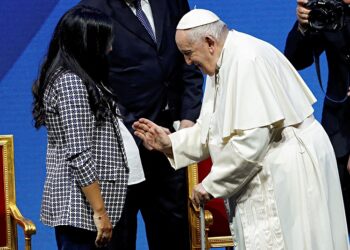 교황, 반려견 축복해달란 여성 질책… "굶주리는 아이들 많은데"