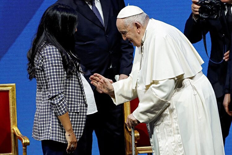 교황, 반려견 축복해달란 여성 질책… "굶주리는 아이들 많은데"