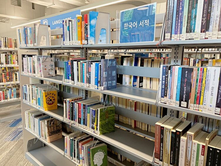 둘루스 도서관 서고의 한글책 코너