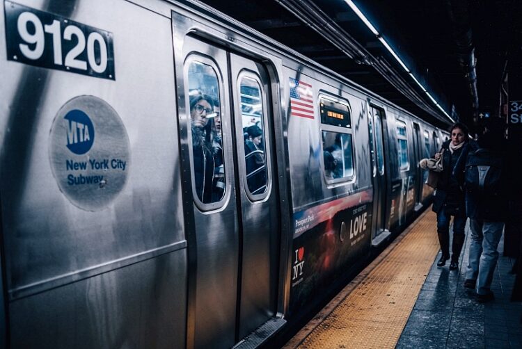 움직이는 열차에 여성 머리 밀쳐…뉴욕 지하철서 또 묻지마 공격