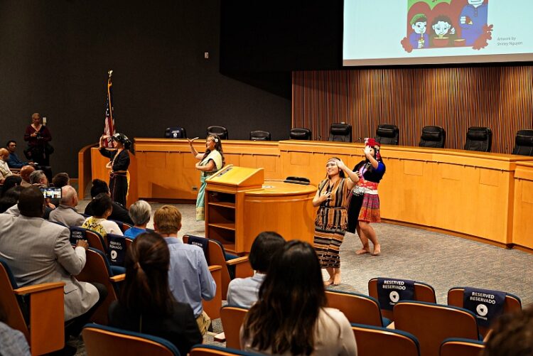 라오스 전통춤을 선보이고 있다. 윤지아 기자