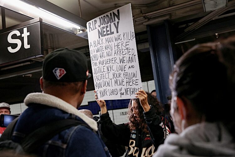 뉴욕 지하철서 고성 지르던 흑인 정신질환자 백인 헤드록에 사망