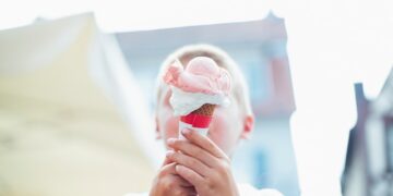"장난하나..." 감기 환자에 아이스크림, 게임 처방한 의사 '해고'