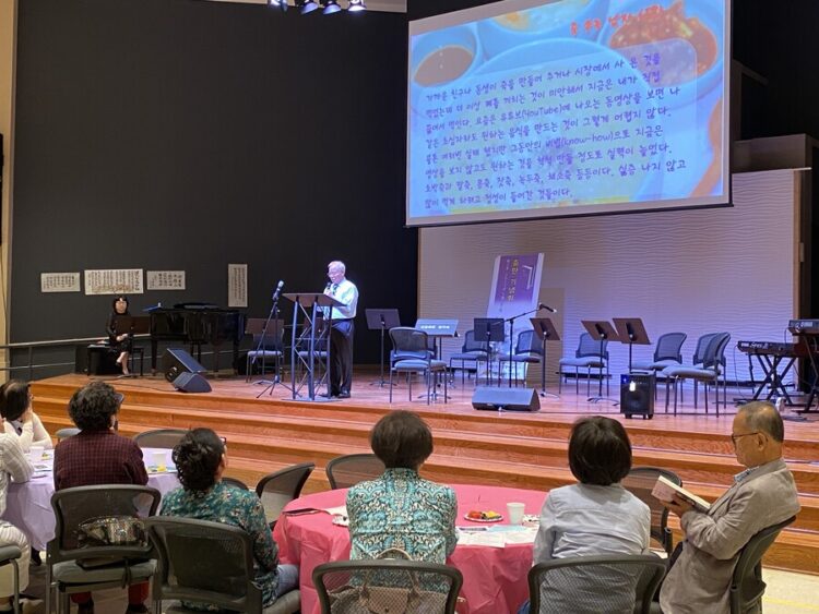 신해균 씨가 최우수상을 받은 자전적 수필 '죽 쑤는 남자'를 낭독하고 있다. 윤지아 기자.