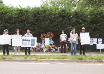 숨진 안리안 양의 유가족과 지인들이 7일 사건 현장인 버지니아주 비엔나의 옥튼 고등학교 인근에서 피켓 시위를 하고 있다.