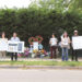 숨진 안리안 양의 유가족과 지인들이 7일 사건 현장인 버지니아주 비엔나의 옥튼 고등학교 인근에서 피켓 시위를 하고 있다.
