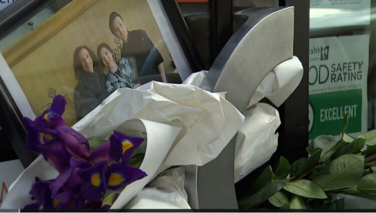 권씨 부부가 운영하는 일식점 앞에는 권이나씨의 죽음을 애도하는 꽃다발이 놓여있다. king5news 보도영상 캡처