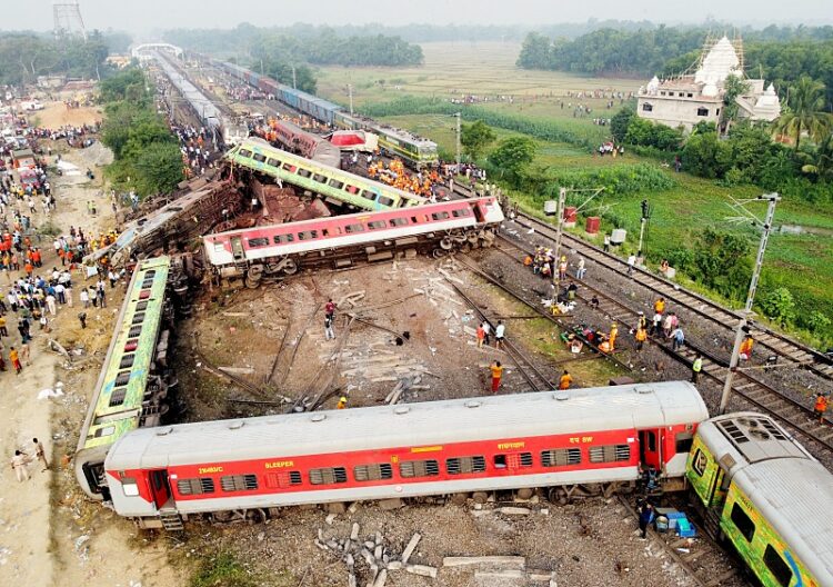 인도 열차 탈선 충돌 '최악 참사'…"사망자 최소 288명"