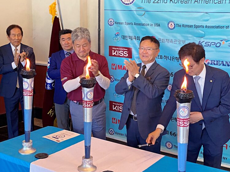 (왼쪽부터) 권오석 체육회장, 이홍기 한인회장, 김형률 평통 회장이 성화봉에 불을 붙이고 있다. 윤지아 기자