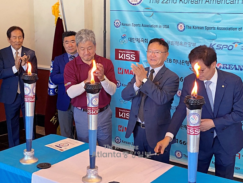 (왼쪽부터) 권오석 체육회장, 이홍기 한인회장, 김형률 평통 회장이 성화봉에 불을 붙이고 있다. 윤지아 기자