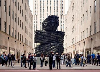 뉴욕 록펠러센터 광장에 거대한 '숯더미' 화제