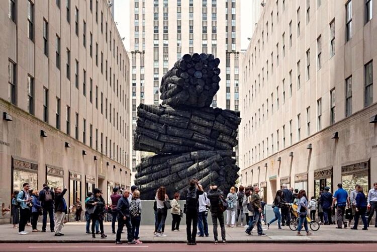 뉴욕 록펠러센터 광장에 거대한 '숯더미' 화제