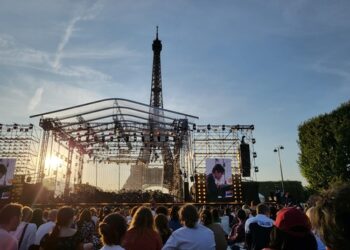 프랑스혁명 기념일, 에펠탑 아래 7만 관중 앞 독주한 피아니스트 이혁