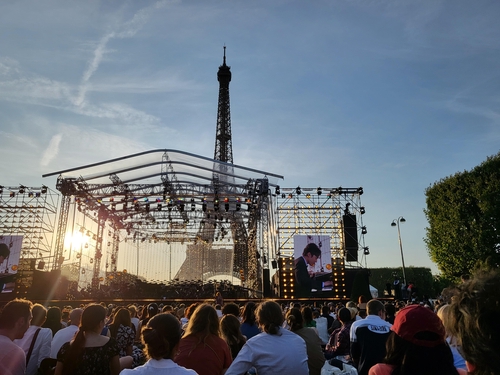 프랑스혁명 기념일, 에펠탑 아래 7만 관중 앞 독주한 피아니스트 이혁