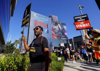 SAG-AFTRA 배우들이 2023년 7월 14일 로스앤젤레스에 있는 넷플릭스 사무실 밖에서 미국 작가 조합(WGA)의 파업에 합류하면서 시위하고 있다. 로이터