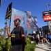 SAG-AFTRA 배우들이 2023년 7월 14일 로스앤젤레스에 있는 넷플릭스 사무실 밖에서 미국 작가 조합(WGA)의 파업에 합류하면서 시위하고 있다. 로이터