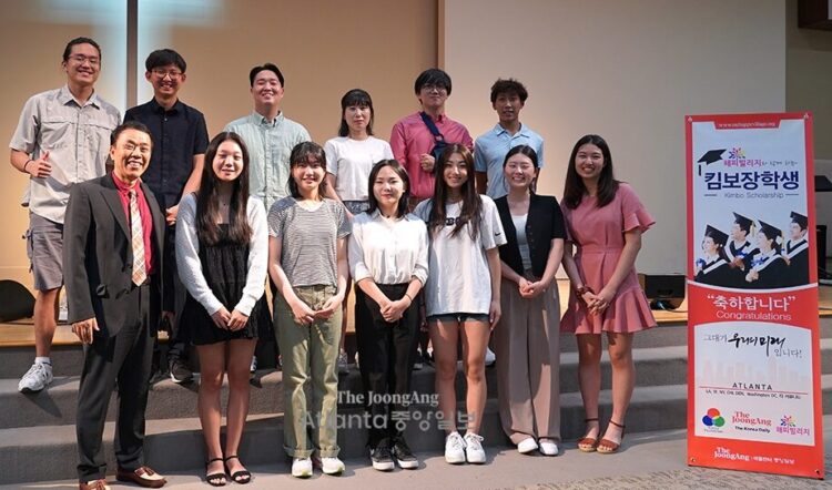 이종호 본지 대표가 킴보 장학생들과 함께 한자리에 섰다. 윤지아 기자