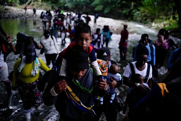 험난한 남미 정글 넘는 이민자 사상 최대… "20%는 미성년자"