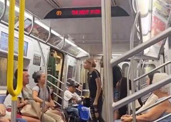 뉴욕 지하철서 10대 소녀가 아시안 가족 모욕하고 폭행