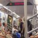 뉴욕 지하철서 10대 소녀가 아시안 가족 모욕하고 폭행