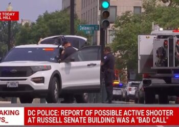 경찰관들이 상원 건물을 수색하고 있다. 사진 NBC보도화면 캡처.