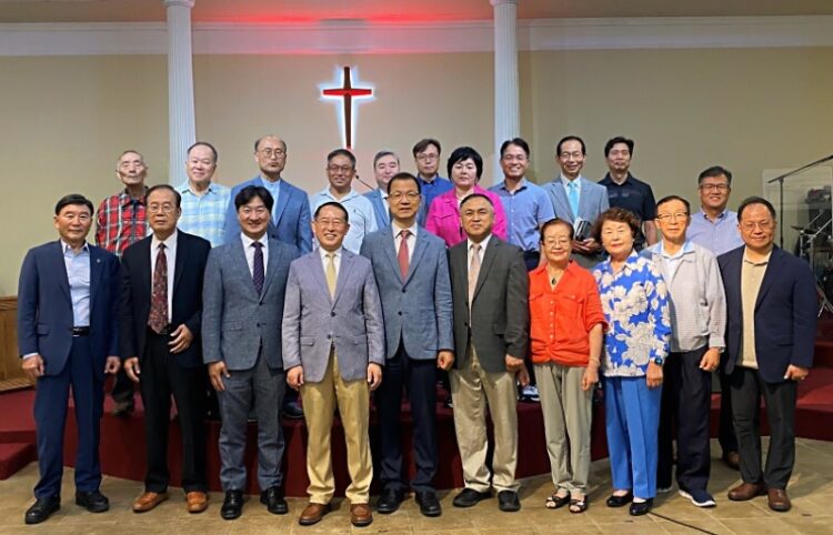 교협 관계자들이 1차 기도회를 마친 뒤 한자리에 섰다. 윤지아 기자