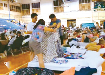 마우이 섬 북쪽 와일루쿠 지역 ‘워 메모리얼 스포츠 컴플렉스’에 대피소가 마련됐다. 이곳에는 약 500명이 머물고 있다. 대피소에서 한인 가족이 침구를 정리하고 있다. [최영화 사장 제공]