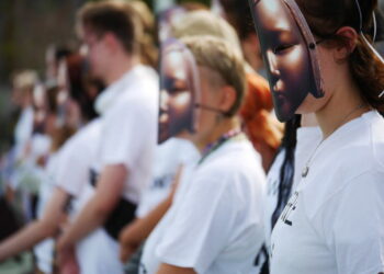 "내가 소녀상이다" 독일 도심에 등장한 평화의 소녀상 가면 시위대