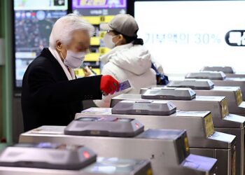 "지하철 타는 게 낙" NYT '무료승차' 한국 노인의 하루 조명