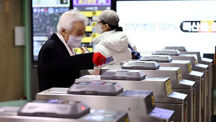 "지하철 타는 게 낙" NYT '무료승차' 한국 노인의 하루 조명