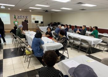 노인회 회원들이 참석한 가운데 노인의 날 기념 행사가 열리고 있다. 윤지아 기자